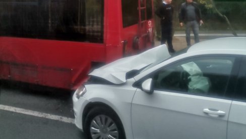 SUDARILI SE TROLEJBUS I AUTOMOBIL NA BULEVARU: Saobraćaj otežan, stvaraju se gužve - Izbegavajte ovaj deo (FOTO)