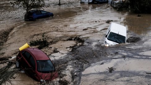 OBILNE KIŠE NAPRAVILE HAOS: Automobili plutaju na sve strane, vlasti izdale hitno upozorenje građanima (FOTO)