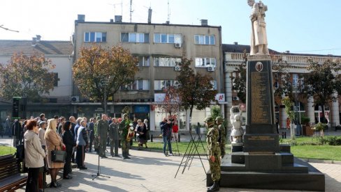 POLOŽENI VENCI NA SPOMENIK HEROJIMA: U Smederevu obeležena 106. godišnjica oslobođenja u Velikm ratu (FOTO)