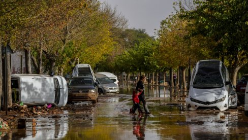 ЈОШ ЛОШИХ ВЕСТИ: Шпанија завијена у црно, број страдалих у поплавама и даље расте, интернетом се шире потресни призори (ФОТО/ВИДЕО)