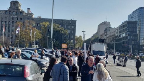 STIŽU ISTAKNUTI PROSVETNI RADNICI:  Na protestu Lazović, Lutovac, Milivojević.. (FOTO)