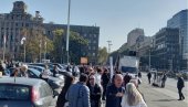 STIŽU ISTAKNUTI PROSVETNI RADNICI:  Na protestu Lazović, Lutovac, Milivojević.. (FOTO)