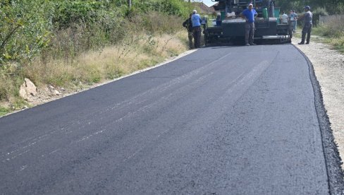 POSTAVLJAJU ZAVRŠNI SLOJ: Obustava saobraćaja na putu Medveđa-Svilajnac