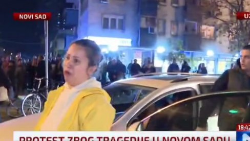 IMAM DVOJE MALE DECE U AUTU Žena zaglavljena u Novom Sadu u suzama moli demonstrante da je puste samo da se okrene (VIDEO)