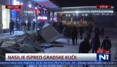 Došli da “protestuju zbog bezbednosti”, a oni ugrozili narod, srušili zaštitnu ogradu na gradilištu, gađaju policiju… (VIDEO)