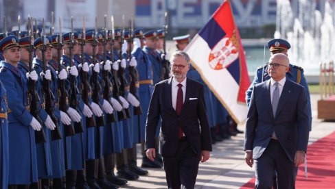 VUČEVIĆ DOČEKAO PREMIJERA ČEŠKE ISPRED PALATE SRBIJA: Fijala je dočekan uz počasni stroj Garde (FOTO)