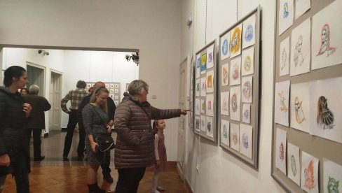 SOVE „OKUPIRALE“ PARAĆINSKU GALERIJU: Izložba Nataše Jovanović u Kulturnom centru (FOTO)