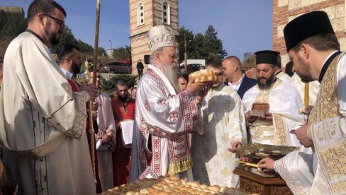 OVAJ GRAD OKUPIRAN I DA GRAĐANI NEMAJU SLOBODU: Mitropolit Teodosije služio liturgiju povodom slave Kosovske Mitrovice