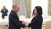 ЈЕДАН МИНУТ ЈОЈ НИЈЕ ПУСТИО РУКУ: Свет прича о сусрету Путина и Хуи (ВИДЕО)