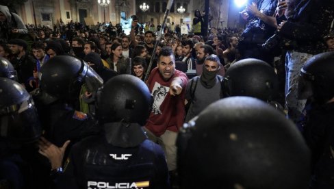 NAŠE RUKE SU UMRLJANE BLATOM, VAŠE KRVLJU: Demonstranti nasrnuli na policiju u Španiji, uzvikuju - Ubice (VIDEO)