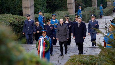 NEKA ŽIVI SRBIJA U VEČNOSTI: Vučević položio venac na spomenik Neznanom junaku na Avali (FOTO)