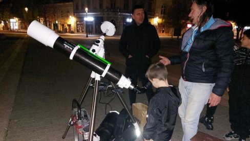 ZAHVALJUJUĆI ROBERTU PRVI PUT POSMATRALI PLANETE: Vršački astronom-amater omogućava sugrađanima jedinstveno iskustvo (FOTO)