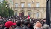 KORDON POLICIJE SPREČIO DEMONSTRANTE: Opozicija u Abhaziji pokušala da upadne u parlament (FOTO/VIDEO)