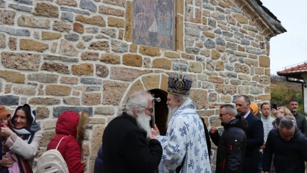 СВЕТИ ВРАЧИ ГРЕЈУ ДУШЕ И СРБИМА И АЛБАНЦИМА: У манастиру Зочиште на КиМ и ове године обележена храмовна слава