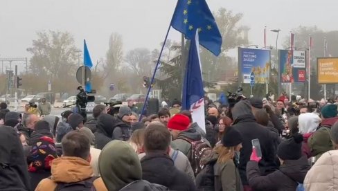 DEMONSTRANTI SE BIJU MEĐU SOBOM: Tuča na protestu u Novom Sadu (VIDEO)