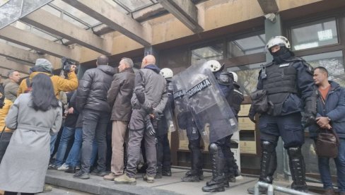 ЗБОГ ИНЦИДЕНТА У НОВОМ САДУ: Кривична пријава против С. Ђ. због сумње да је ударио полицајца испред суда