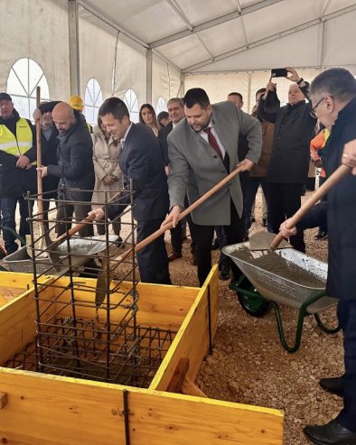 STRUJA ZA 25 HILJADA DOMAĆINSTAVA!: Postavljen kamen temeljac za vetroelektranu iznad Nikšića