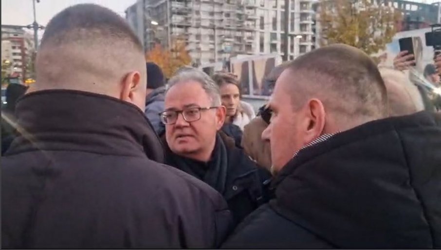 OPOZICIJA BLOKIRALA PUT, BESAN NAROD HOĆE DA IH LINČUJE: Lutovac i deset ludaka maltretiraju narod u Beogradu na vodi (VIDEO)