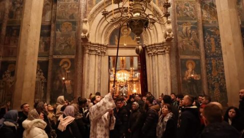 MOŠTI SVETOG KRALJA OKUPILE HILJADE VERNIKA: Proslavljena ktitorska slava manastira Visoki Dečani (FOTO)