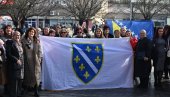 „OVO JE PROVOKACIJA“: Grupa građana iz FBiH mahala ratnim zastavama u centru Banjaluke (FOTO/VIDEO)