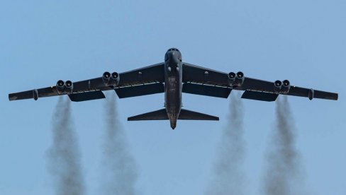 AMERIČKI  B-52 POSLAO SIGNAL IRANU: USS Hari S. Truman se takođe vratio na Crveno more