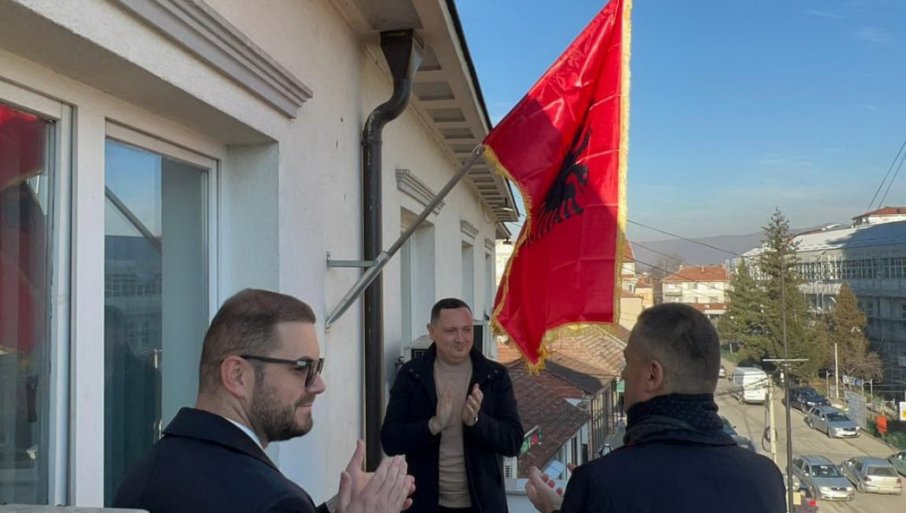 ALBANSKA ZASTAVA NA ZGRADI OPŠTINE BUJANOVAC: Skandal na jugu Srbije i ove godine, pozvani građani da svi to učine