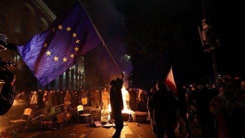 EVROPSKA DRŽAVA OBUSTAVILA PREGOVORE SA EU: Sve ključa, demonstranti na ulicama, uhapšene 43 osobe (FOTO)