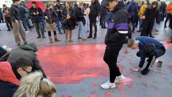 КАРИКАТУРА ПРОТЕСТА ИЗ ДЕВЕДЕСЕТИХ: Аналитичари о тактици прозападне опозиције која шири листу захтева и у политику увлачи и ђаке