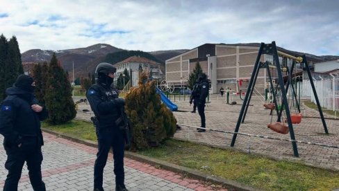 KURTIJEVI SPECIJALCI TERORIŠU SRPSKU DECU: Šok fotografija sa dečijeg igrališta u Zubinom Potoku