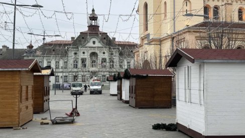 PRIPREME ZA NAJRADOSNIJE PRAZNIKE: Počelo novogodišnje ukrašavanje Trga slobode u Zrenjaninu