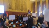 HAOS SA ULICE UNELI U PARLAMENT : Sednica Skupštine AP Vojvodine juče se pretvorila u cirkus, opozicija duvala u pištaljke i lupala o stolove