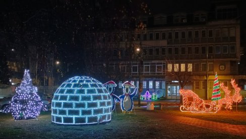 VLASOTINCE U NOVOGODIŠEM RUHU: Za ukrašavanje varoši korišćena prošlogodišnja rasveta (FOTO)