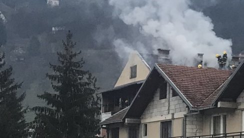 POŽAR U PRIBOJU: Gori stan, dim kulja u nebo (FOTO)