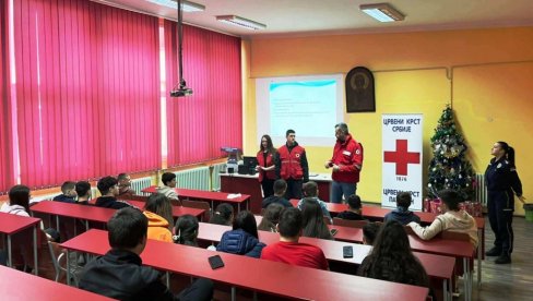 SEZONA PETARDI I VATROMETA SAMO ŠTO NIJE: Korisno predavanje u paraćinskoj Tehnološkoj školi  (FOTO)