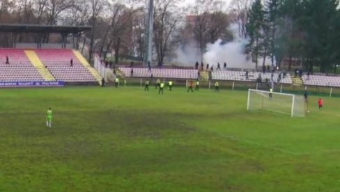 NOVI HAOS U SRPSKOM FUDBALU! Sevale pesnice, letele baklje i kamenice, a na terenu nekada dva predstavnika u Evropi (VIDEO)