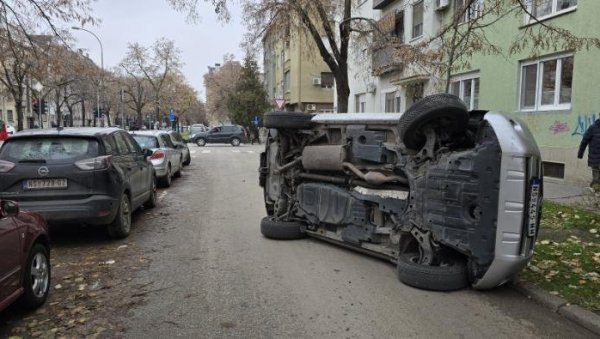 КАКВА СЦЕНА: Саобраћајна несрећа у Новом Саду, аутомобил се преврнуо на бок (ФОТО)