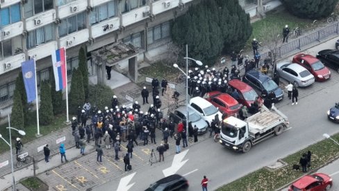 OPOZICIJA PONOVO DIVLJA: NJih 30 napalo Policijsku upravu u Novom Sadu (VIDEO)