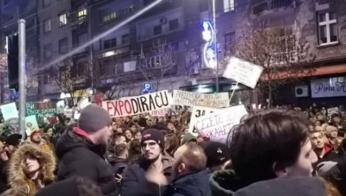 NA PROTESTU I STUDENT ŠAROVIĆ: Buka ispred RTS, političari među studentima (FOTO)