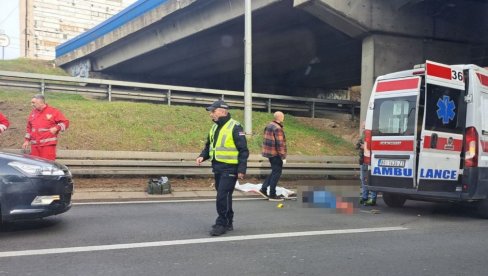 JEZIVA SCENA ISPOD PLAVOG MOSTA: Čovek u lokvi krvi na kolovozu