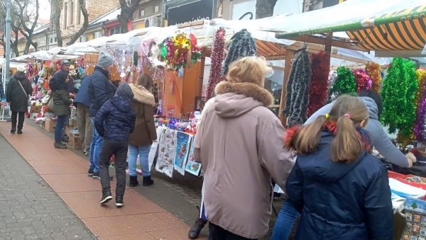 ПРАЗНИЧНИ БАЗАР: Новогодишња и божићна продаја у Великом Градишту