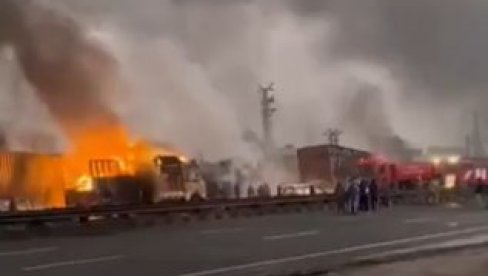 KAMION PUN HEMIKALIJA UDARIO U REZERVOAR: Osmoro osoba poginuo u eksploziji, više od 40 povređeno (FOTO/VIDEO)