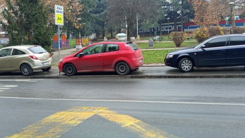 VOZILA BLOKIRAJU I PEŠAKE: Građani Karaburme muke muče kako bi prošli ulicama