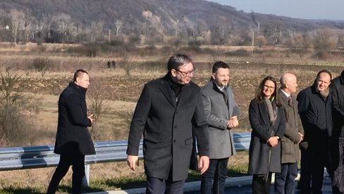 KAO PISTA, BOLJE NEGO U ŠVAJCARSKOJ: Vučić na otvaranju 30 km najsavremenijeg auto-puta (VIDEO)