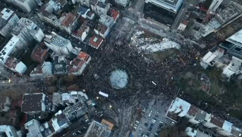 SNIMAK DRONOM: Evo koliko je okupljenih na političkom protestu opozicije (VIDEO)