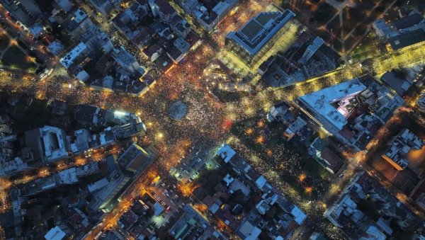 СЛИКА ДРОНОМ: Тачан број окупљених на политичком протесту опозиције (ФОТО/ВИДЕО)