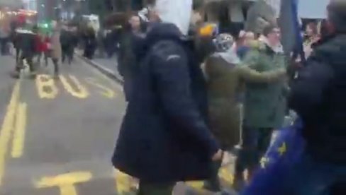 TUČA OKO EU ZASTAVE NA PROTESTU OPOZICIJE (VIDEO)