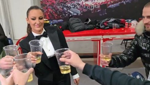 HVALA ZA SVE: Aleksandra Prijović nazdravila sa medijima u čast završene petnaestomesečne turneje (FOTO/VIDEO)