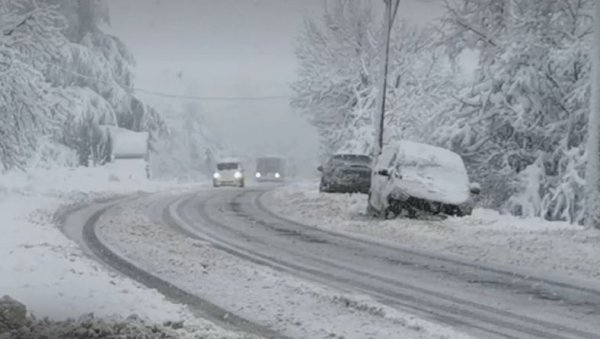 БЕОГРАД ПОД СНЕГОМ: Не престаје да веје у престоници (ВИДЕО)