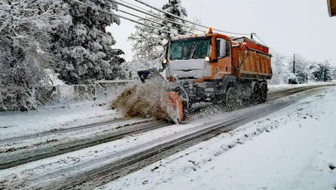 СТИЖЕ НОВА ТУРА ПАДАВИНА: У овом делу Србије пало метар снега - још једна непроспавана ноћ за путаре