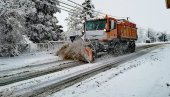 STIŽE NOVA TURA PADAVINA: U ovom delu Srbije palo metar snega - još jedna neprospavana noć za putare